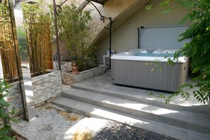Outdoor spa tub - T3 air-conditioned apartment, terraces, 350m from the beach, possibility of private SPA  (Saint-Cyr-Sur-Mer)