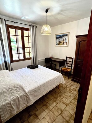2 bedrooms, desk, iron/ironing board, free WiFi