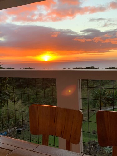 "Hale Maluhia" - Cottage with expansive ocean views in central Kailua Kona.