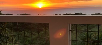 "Hale Maluhia" - Cottage with expansive ocean views in central Kailua Kona.