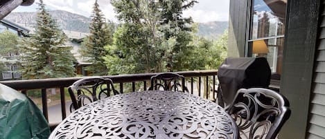 Condo, 2 Bedrooms | Property grounds