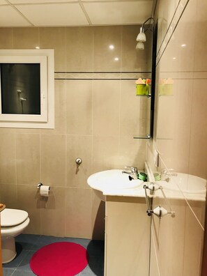 A bathroom with a toilet, sink, and mirror. - NON-SEMI-DETACHED HOUSE WITH PRIVATE POOL WIFI AIR CONDITIONING NEAR BEACH RIELLS (L'Escala)