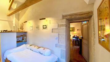 1 slaapkamer, een strijkplank/strijkijzer, wifi, beddengoed