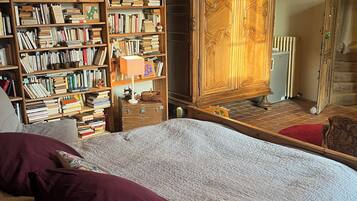 1 slaapkamer, een strijkplank/strijkijzer, wifi, beddengoed