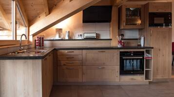 Een koelkast, een microgolfoven, een oven, een kookplaat