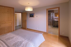 4 makuuhuonetta, silitysrauta/-lauta, vauvan matkasänky, ilmainen Wi-Fi