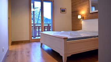 4 slaapkamers, een strijkplank/strijkijzer, reisbedje, wifi