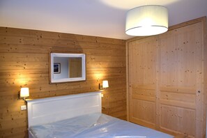 4 bedrooms, iron/ironing board, travel crib, free WiFi