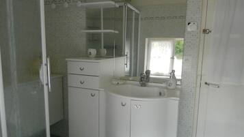 Douche, sĂšche-cheveux, serviettes fournies