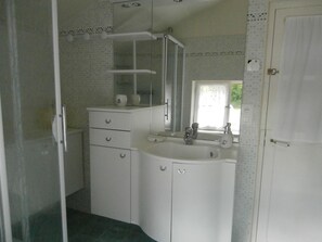 Shower, hair dryer, towels - cottage in the heart of the Perche Natural Park (Brunelles)