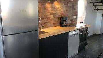 Een koelkast, een magnetron, een oven, een kookplaat