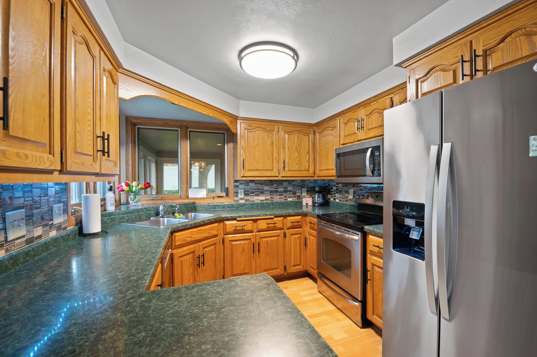 Kjøleskap, mikrobølgeovn, ovn og kokeplater