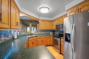 Kjøleskap, mikrobølgeovn, ovn og kokeplater