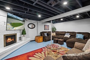 智能電視、壁爐、電子遊戲、DVD 播放機