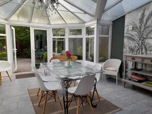 Dining - Maison in the Cotentin with exotic garden, very close from the sea. (Saint-Vaast-La-Hougue)