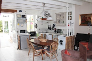 Frigorífico, microondas, horno y placa de cocina