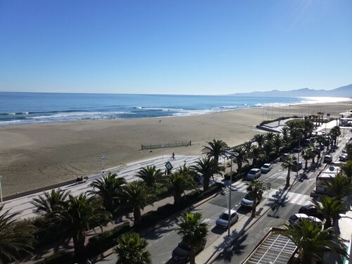 Canet plage beau T2 waterfront, Breathtaking sea view, Private Parking Wifi