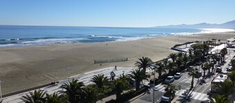 Canet plage beau T2 waterfront, Breathtaking sea view, Private Parking Wifi
