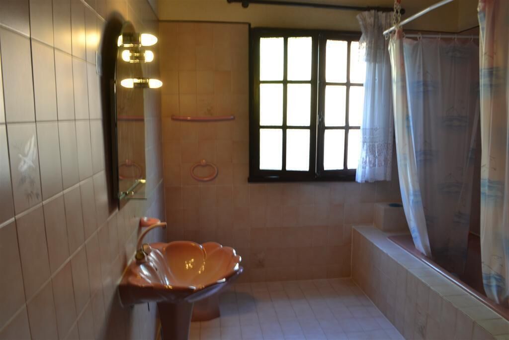 Ensemble douche/baignoire, bidet, serviettes fournies