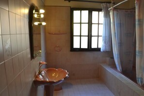 Ensemble baignoire-douche, bidet, serviettes fournies