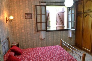 5 bedrooms, iron/ironing board, WiFi, bed sheets