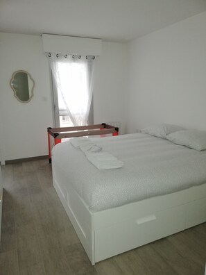 2 chambres, fer et planche à repasser, lit parapluie, Wi-Fi gratuit