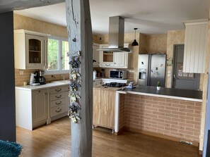Frigorífico, microondas, horno y placa de cocina