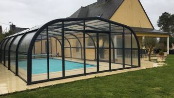 Een verwarmd zwembad