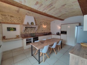 Fridge, microwave, oven, stovetop - Village house with garden and private pool in RICHERENCHES (Richerenches)