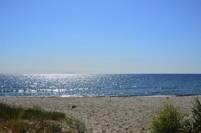 2 bedroom house with garden and direct access to the beach