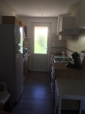 ثلاجة، ميك�روويف، فرن، موقد طهي مسطح