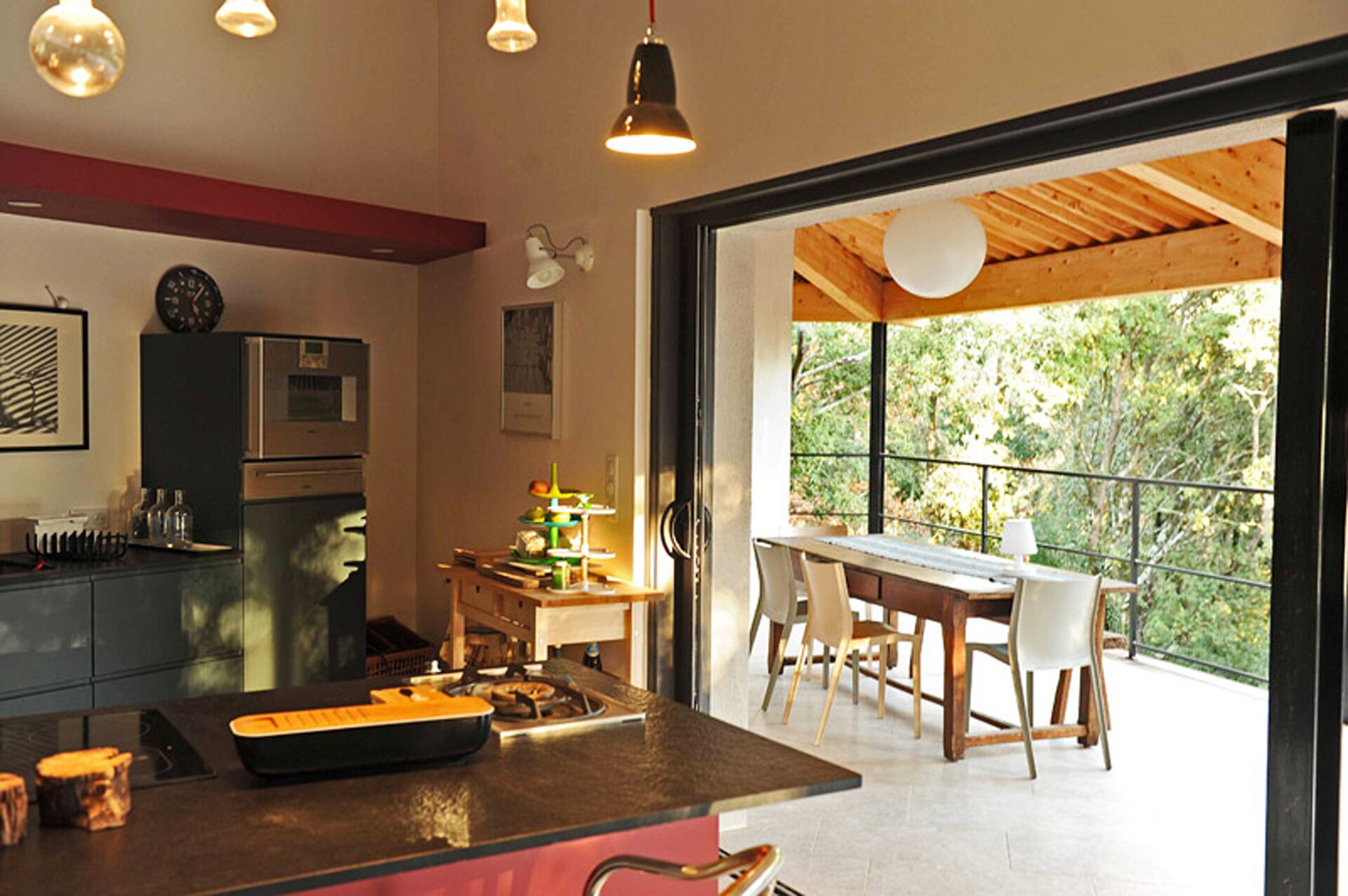 Architect house for indoor-outdoor living on a vast wooded land