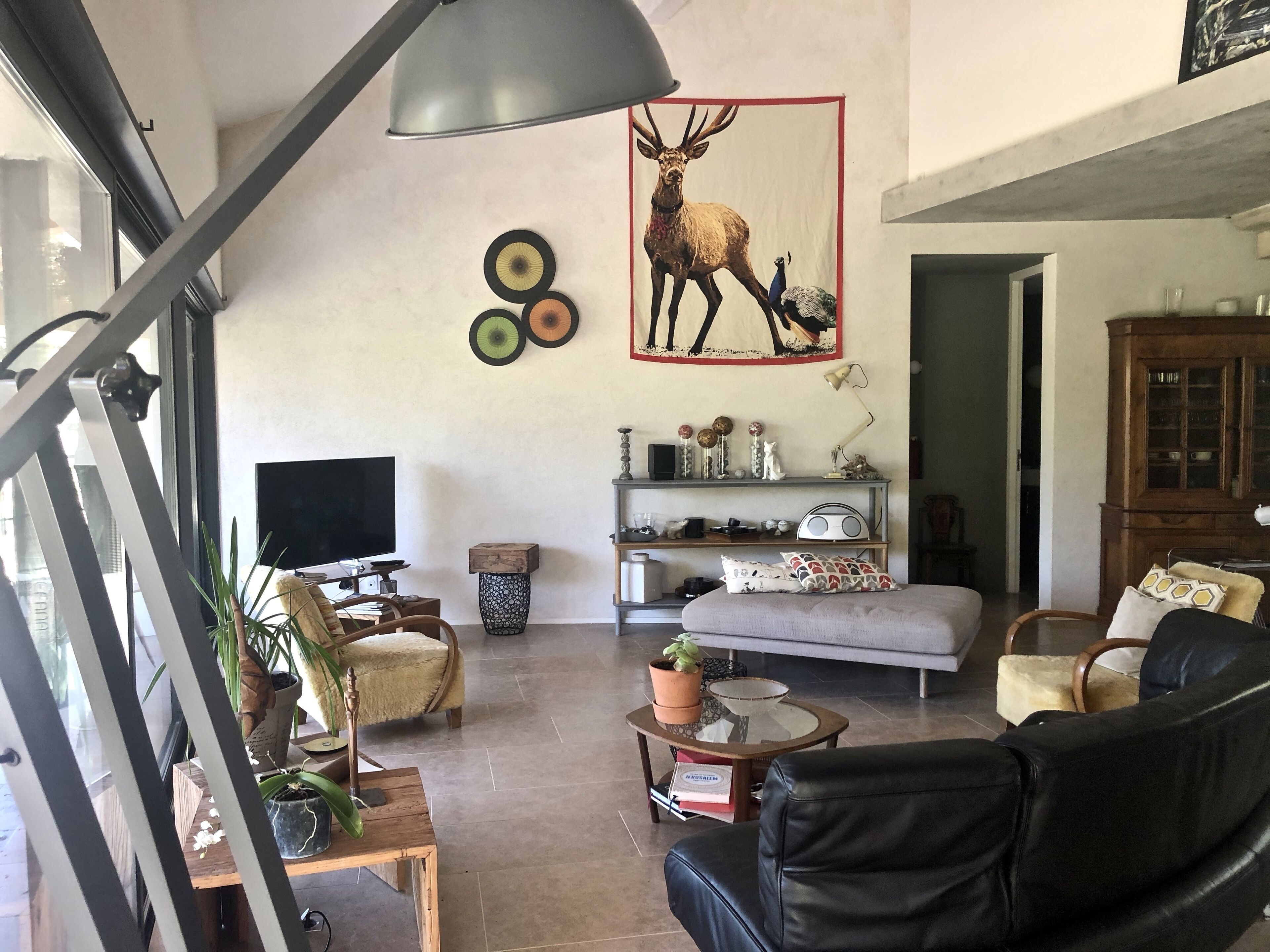 Architect house for indoor-outdoor living on a vast wooded land