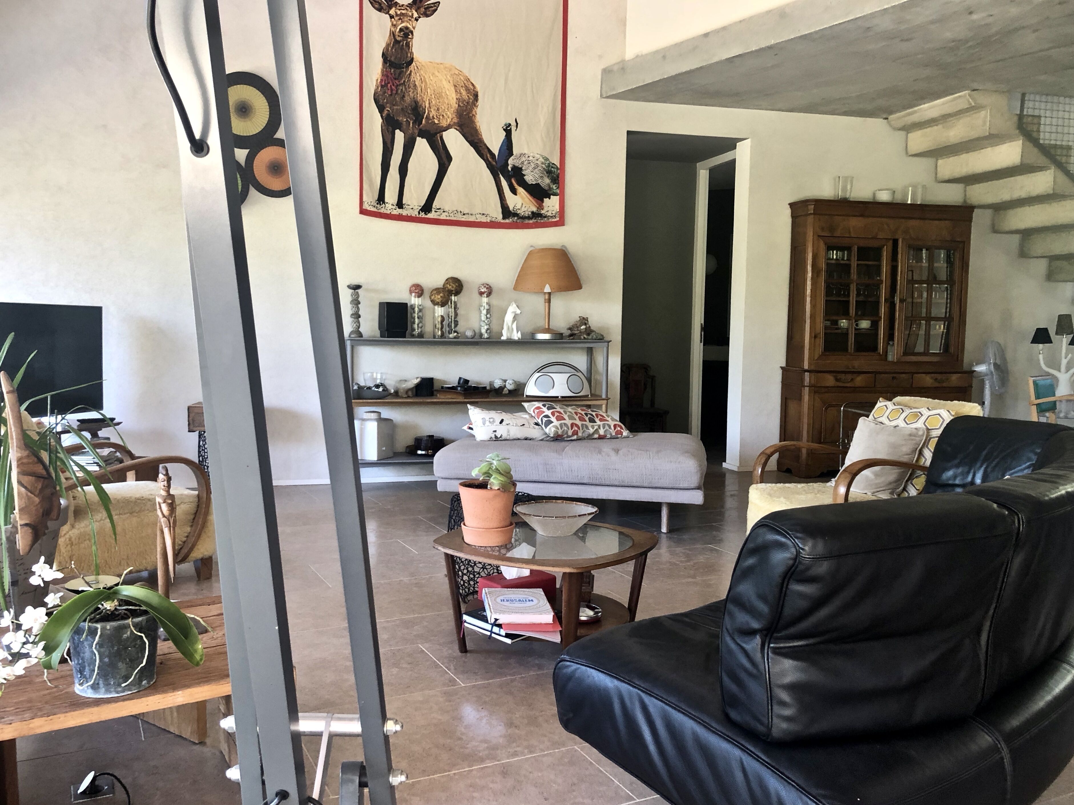 Architect house for indoor-outdoor living on a vast wooded land