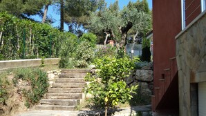 A stone staircase leading up to a building with a stone wall and a small tree. - Nice air-conditioned 3rooms 3***in ground floor, private terrace , swimming pool (Saint-Raphaël)