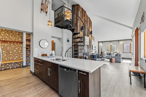 3BR ~ Ski In - Ski Out! Gorgeous Penthouse Remodel