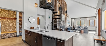 3BR ~ Ski In - Ski Out! Gorgeous Penthouse Remodel