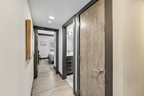 3 habitaciones, tabla de planchar con plancha y cuna de viaje 