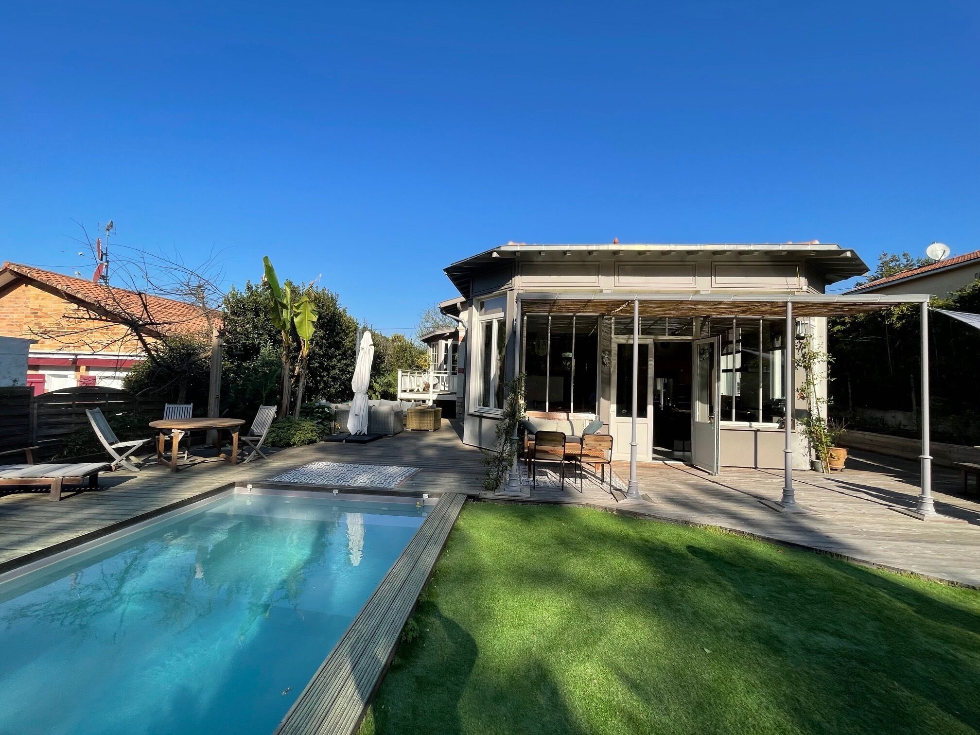 Villa in winter city / swimming pool: calm, comfort, authenticity / 11 people.