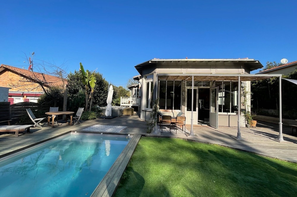 Villa in winter city / swimming pool: calm, comfort, authenticity / 11 people.