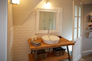 Douche, sèche-cheveux, serviettes fournies, savon