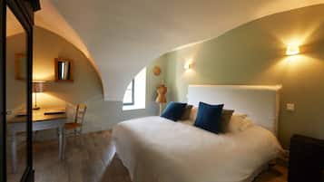 1 sovrum, skrivbord, strykjÀrn/strykbrÀda och resesÀng