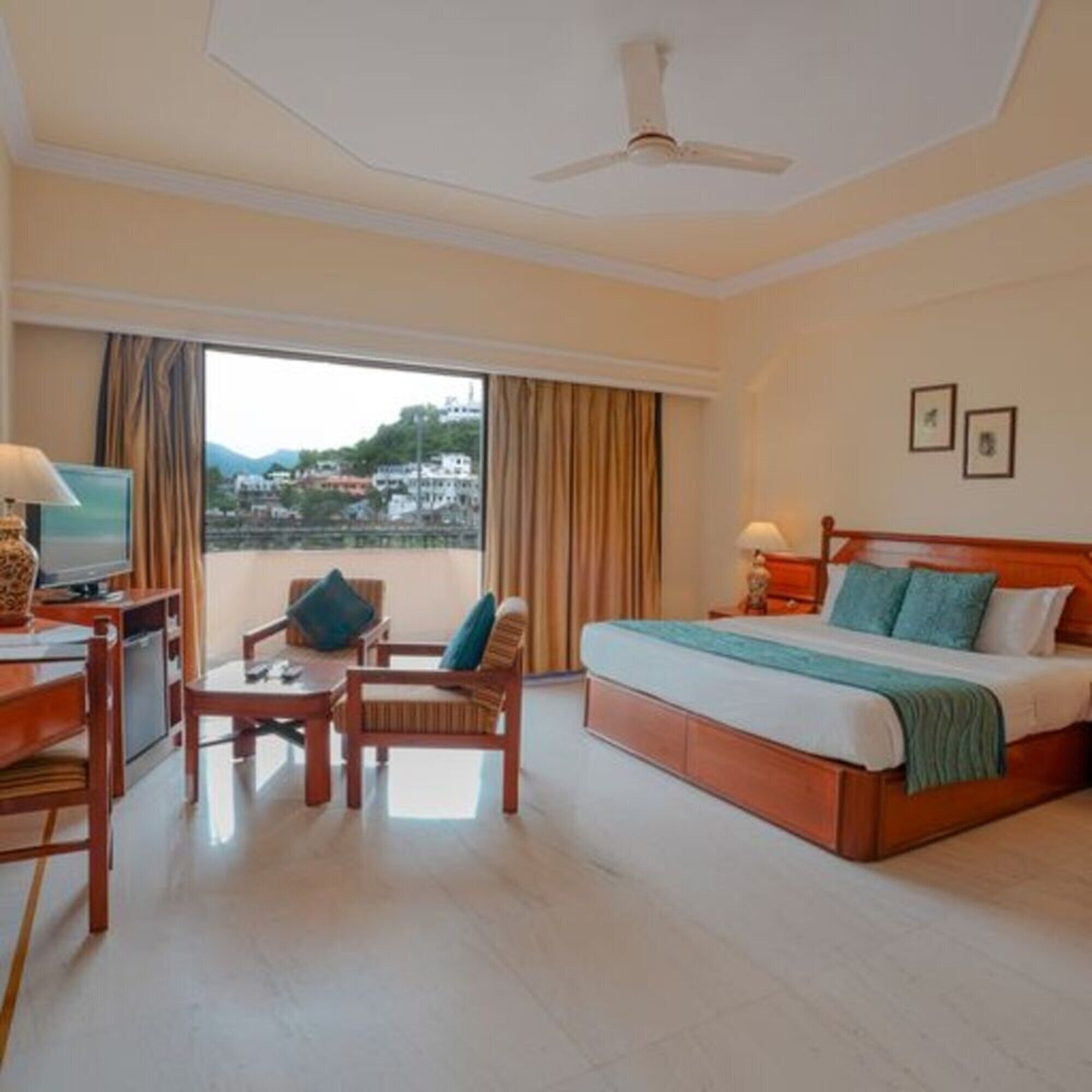 1 bedroom, premium bedding, minibar, in-room safe