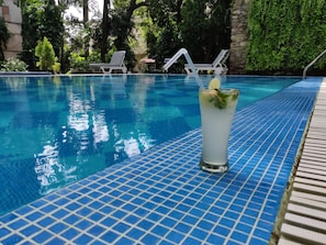 Outdoor pool, pool loungers - Rajdarshan - A Lake View Hotel in Udaipur (Udaipur)