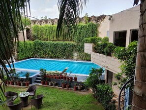 Piscina a l'aire lliure i gandules 