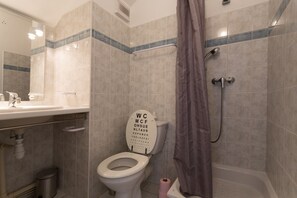 Badewanne, Haartrockner, Handtücher, Toilettenpapier