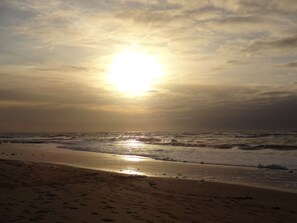 Ubicación cercana a la playa y tumbonas