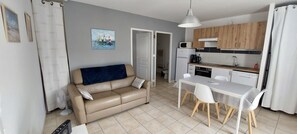 TV, books - Pleasant house furnished tourism 2 * in the typical village of La Chefmalière (Saint-Pierre-D'oléron)