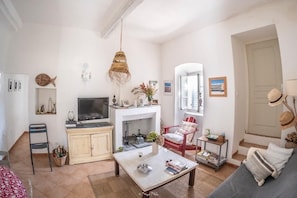 Fernseher, DVD-Player, Bücher, Stereoanlage