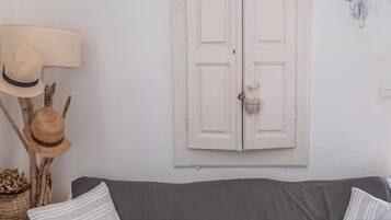 TV, DVD player, books, stereo